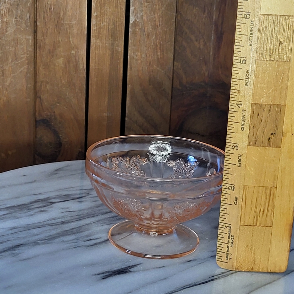 Elegant Pink Glass Dessert Bowl - Picture 3 of 11
